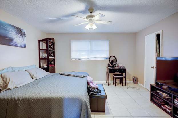 Building Photo - 8867 Sunset Dr
