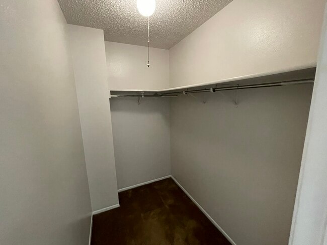 Building Photo - 9235 Ridge Post