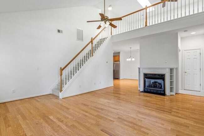 Building Photo - NW Brick Townhome, Granite Counter-Tops, Wood Floors, FP, Garage!