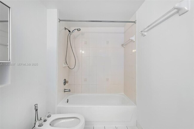 Building Photo - 2642 Collins Ave