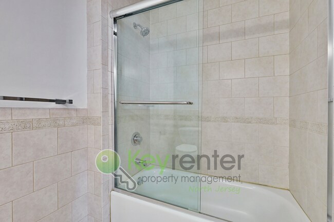Building Photo - Top-Floor 2BR/2BA Condo with NYC Views + P...