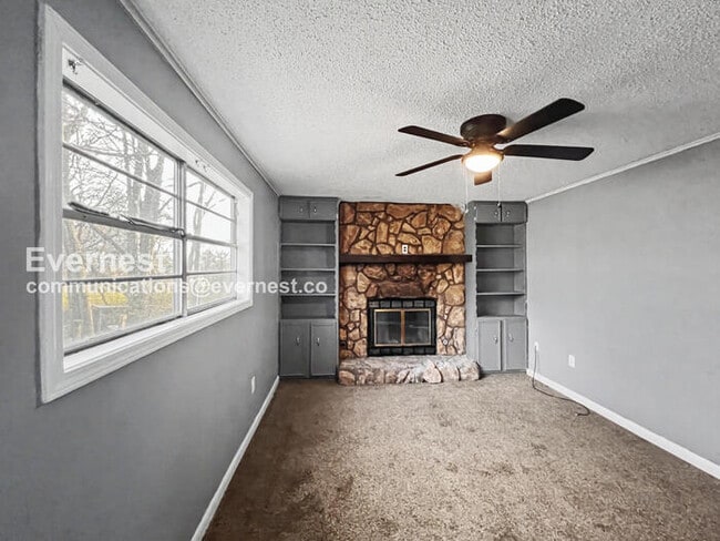 Building Photo - 3 Bed, 2 Bath Home with Fenced Yard / Pet-Friendly / Vouchers Accepted / Available Now!