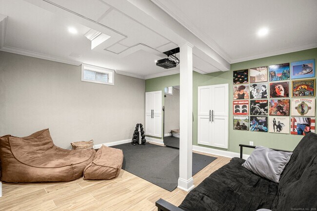 Building Photo - 11 Van Zant St