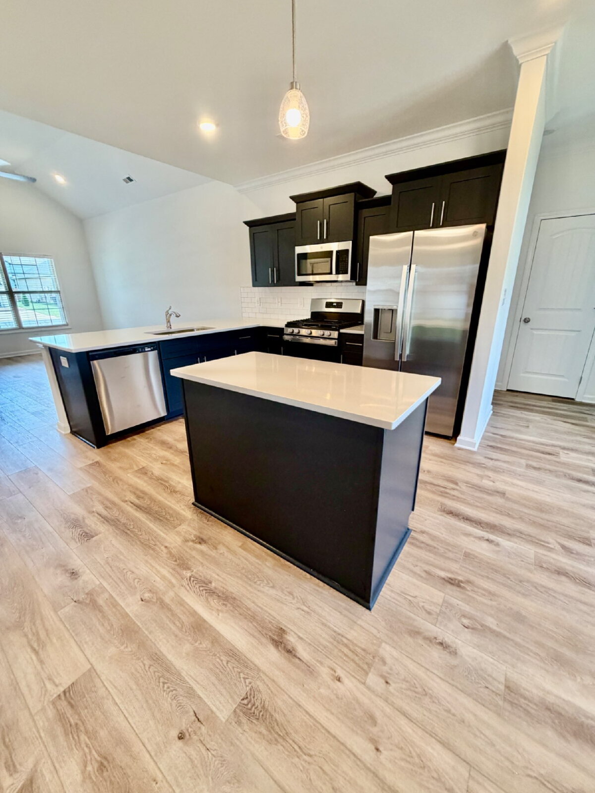 Building Photo - "Spacious 4-Bed, 3-Bath Gem on Woodrush Drive – Your Perfect Clarksville Retreat!"