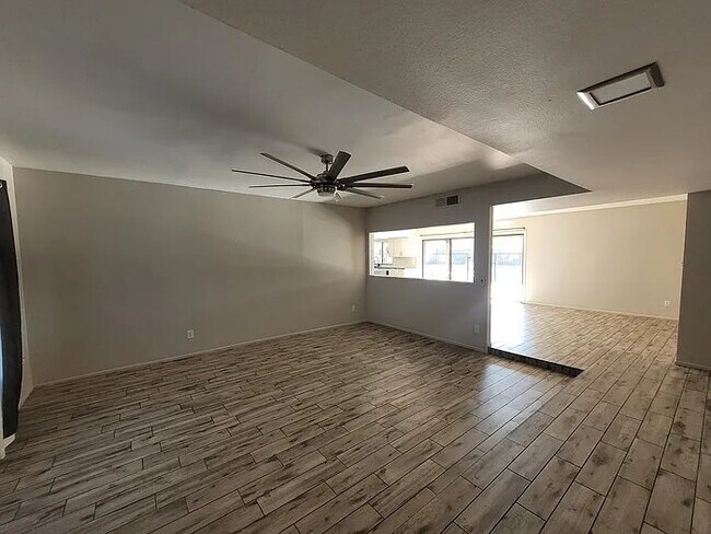 Building Photo - Stunning 4-bedroom home with pool