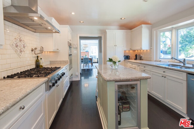 Building Photo - 7120 Pacific View Dr