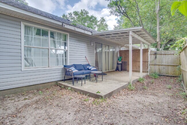 Building Photo - Modern 3BR/2BA Duplex with Granite Countertops, Stainless Appliances, Covered Patio & Private Fen...