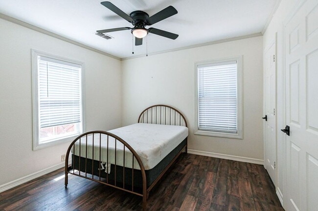 Building Photo - Cute 2 Bedroom Close to Texas Tech