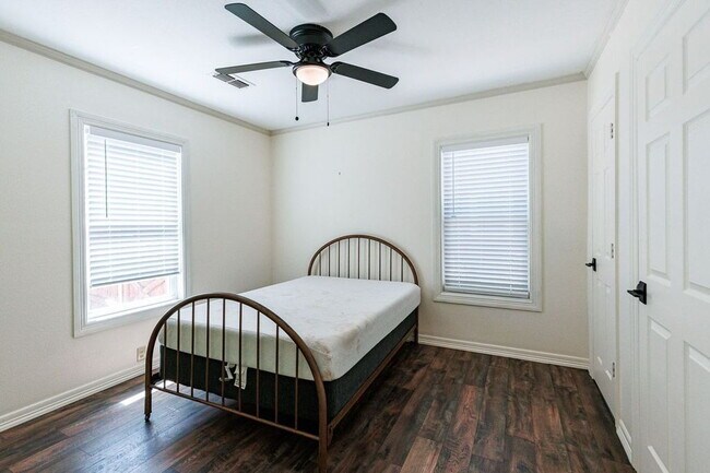 Building Photo - Move In Special!  2 Bedroom Close to Texas...