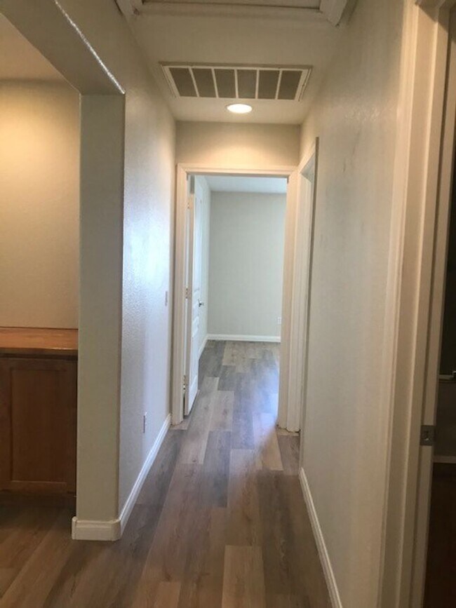 Building Photo - GATED COMMUNITY- FULLY REMODELED!