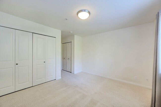 Building Photo - Mukilteo Townhome
