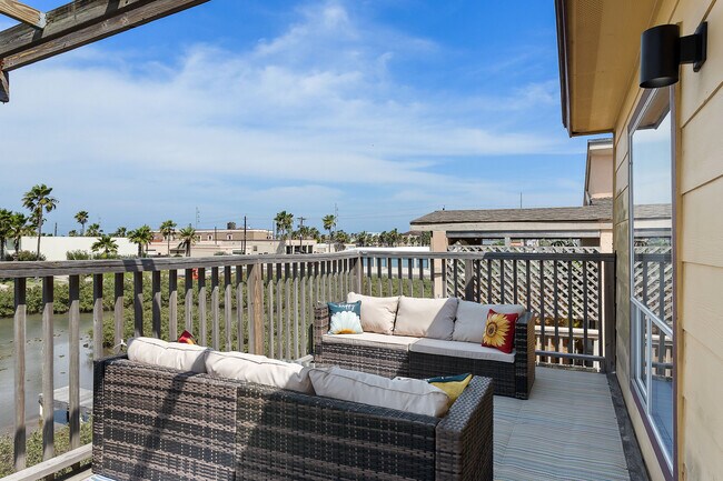 Building Photo - 208 W Saturn Ln