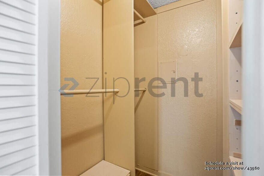 Building Photo - 2131 Northwood Cir