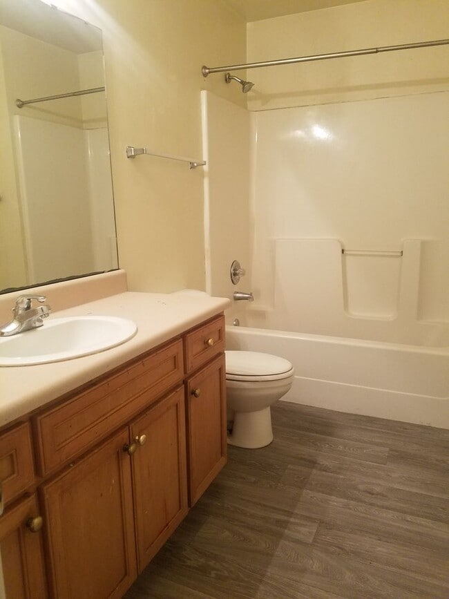 Building Photo - 3/2 Townhouse off Blairstone Road, Right By Governors Square Mall!