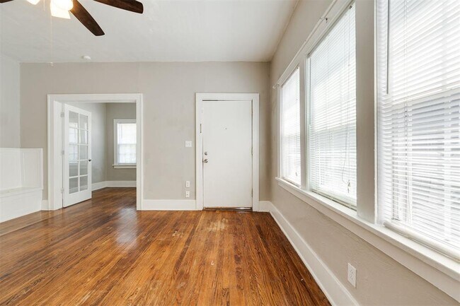 Building Photo - 2609 N Shartel Ave