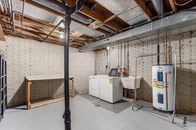 Building Photo - 7609 Seasons Dr