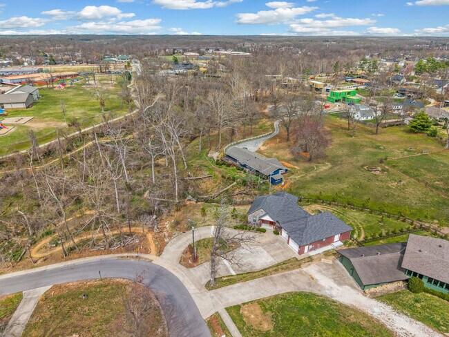 Building Photo - 802 NW D St