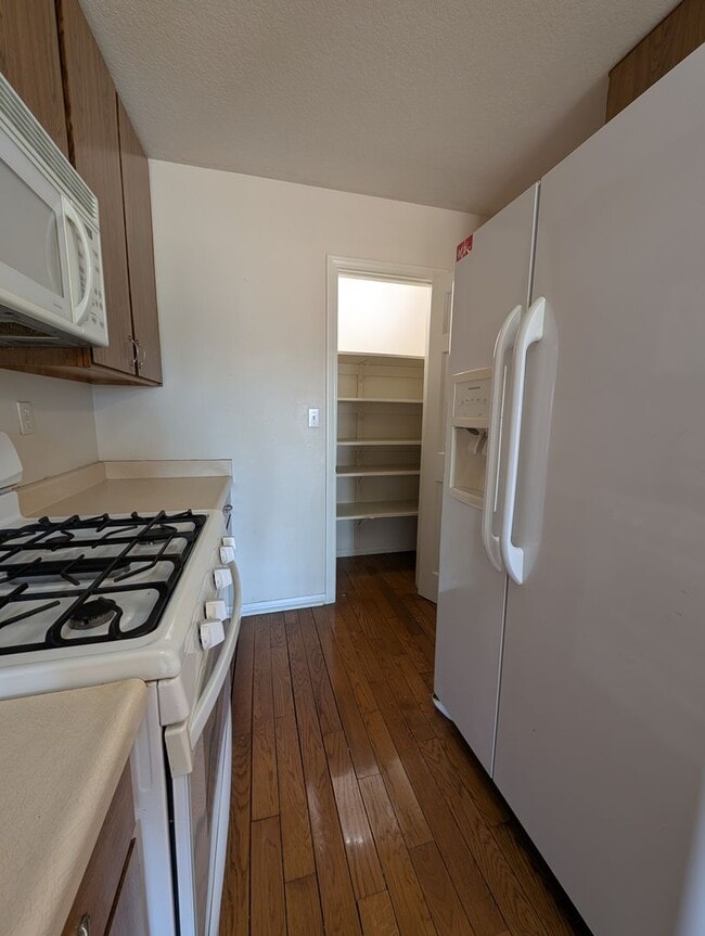 Building Photo - 27535 Lakeview Dr