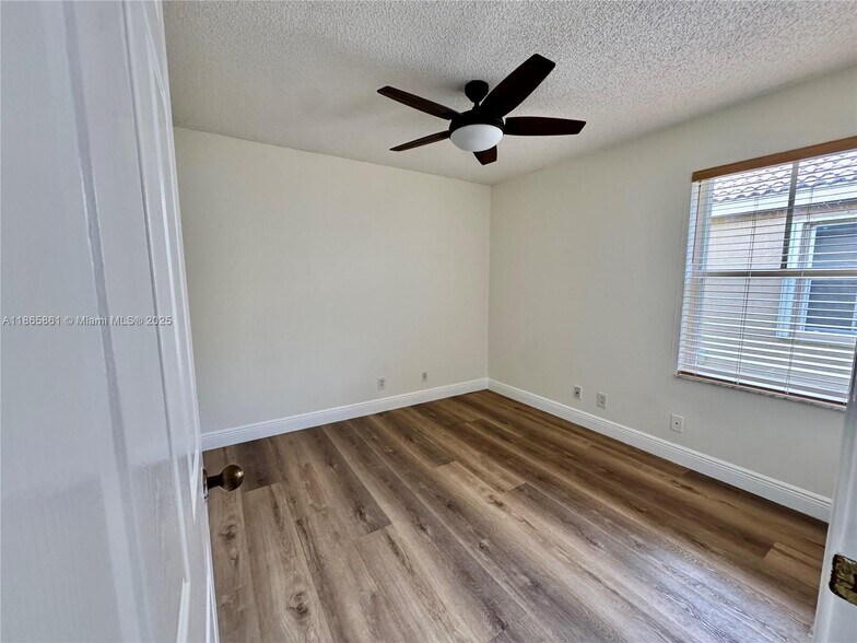 Building Photo - 4272 Pine Ridge Ct