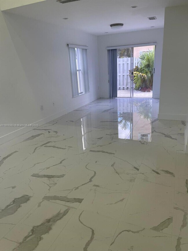 Building Photo - 7030 SW 41st Pl