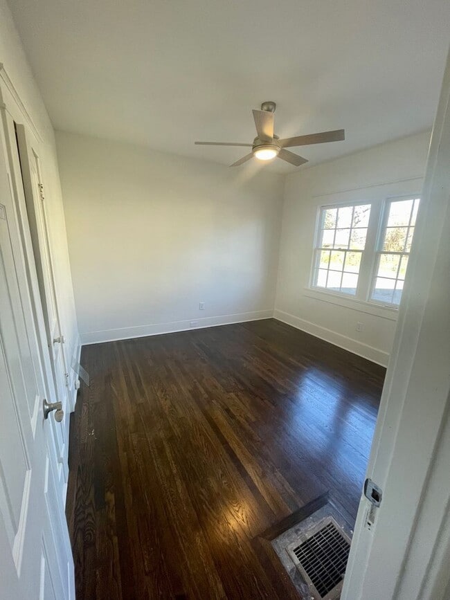 Building Photo - Charming 5 Bed, 3 Bath Home in the Heart o...