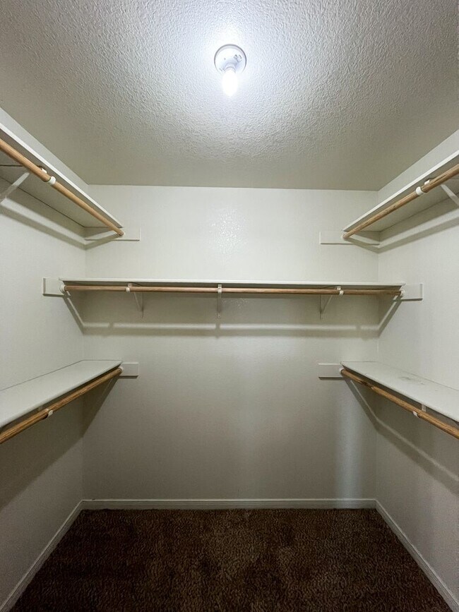 Building Photo - Available NOW  This home is centrally loca...