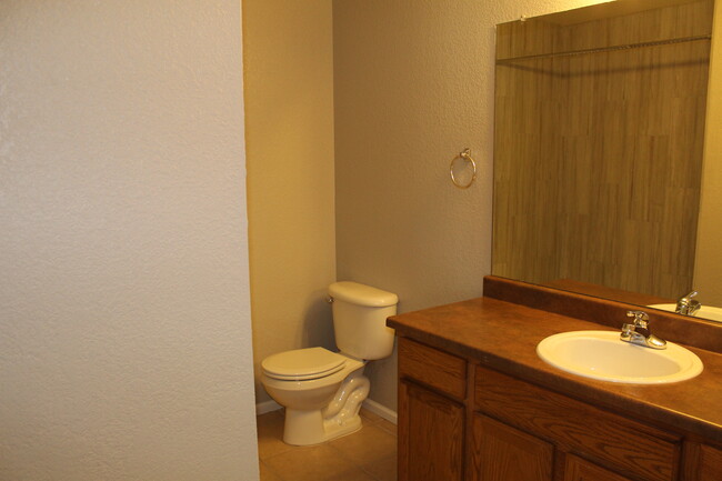 full bathroom 3 - 216 Whitehaven Cir