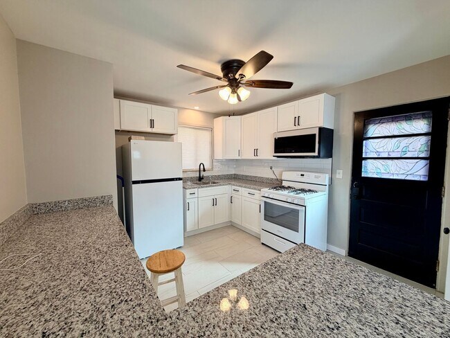 Building Photo - 630 Dornbush St