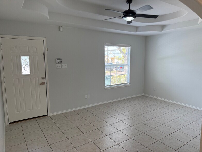 Building Photo - 1168 Savannah Loop
