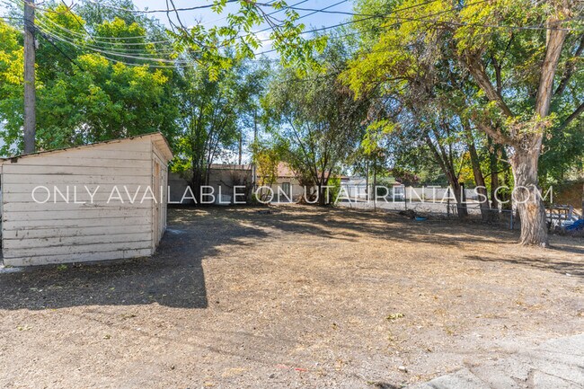 Building Photo - 231 400 N