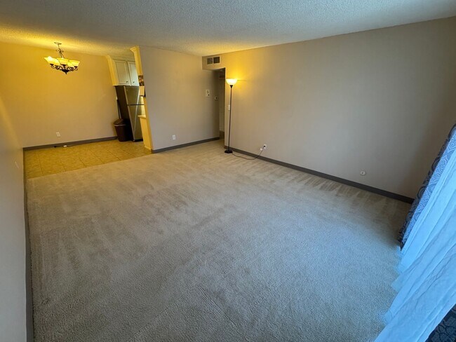 Building Photo - Spacious single bedroom condo in SE Denver
