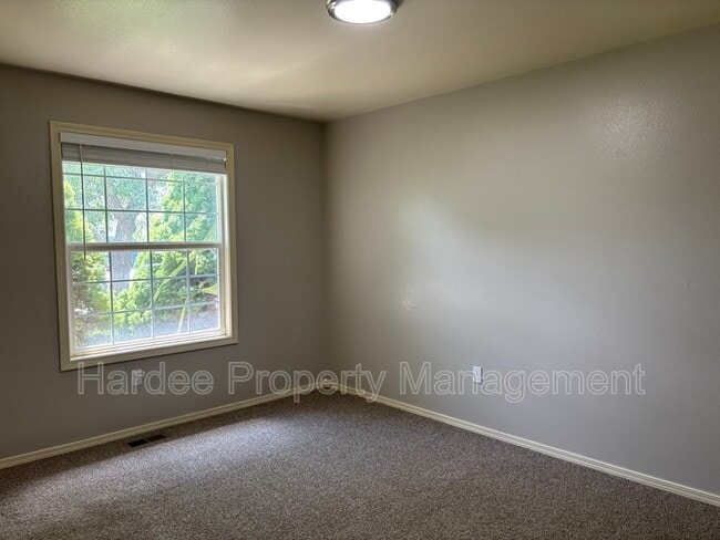 Building Photo - 668 W Applegate St