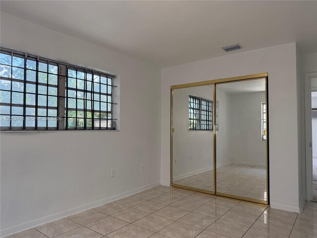 Building Photo - 1820 NW 19th Ave