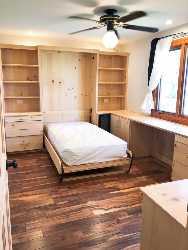 Building Photo - 923 Sagamore Dr