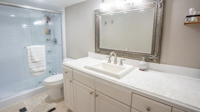 Building Photo - 2015 Coral Ridge Dr