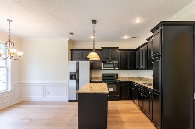 Building Photo - 2053 Dundee Way