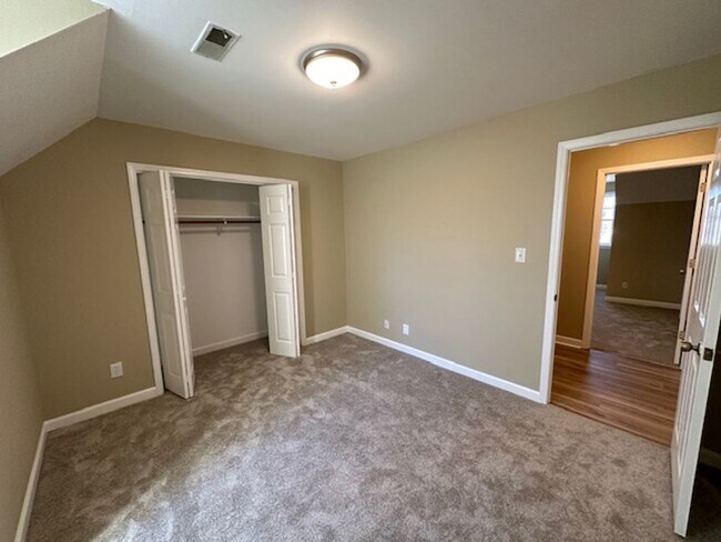 Building Photo - Condo / Burlington