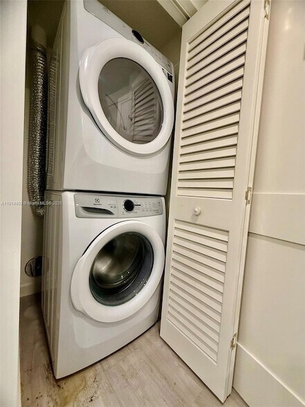 Building Photo - 2285 SW 27th St