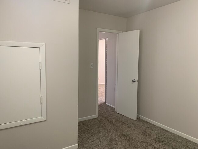 Building Photo - 2558 W Bird St