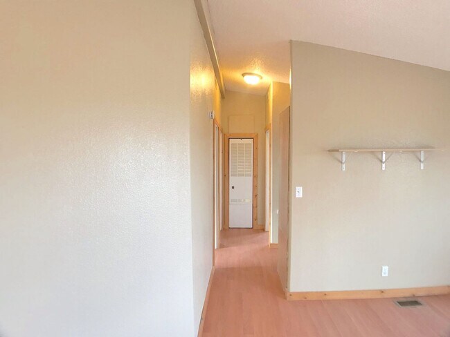 Building Photo - 4 bedroom home in Moriarty. Country Living! Close to I-40.