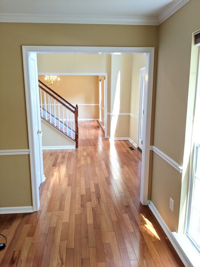 Building Photo - 403 McClellan Dr