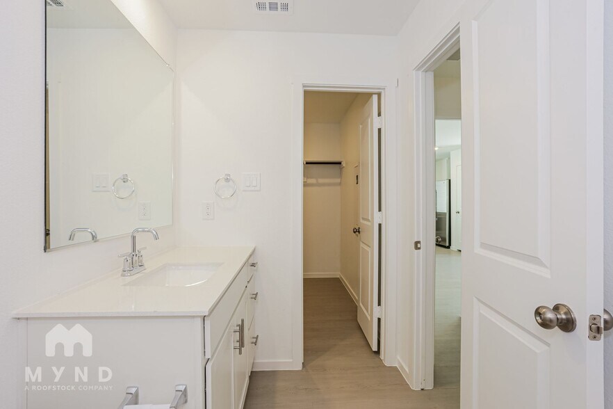 Building Photo - 2736 Ctr Crk Ln