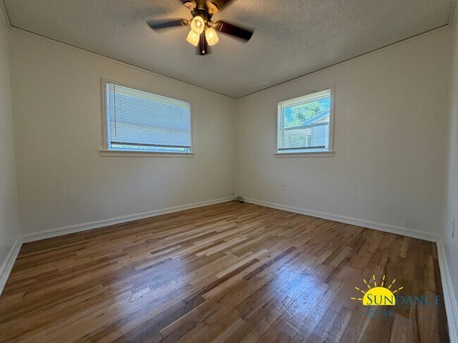 Building Photo - Vintage 3 Bedroom Home in the Heart of Fort Walton!