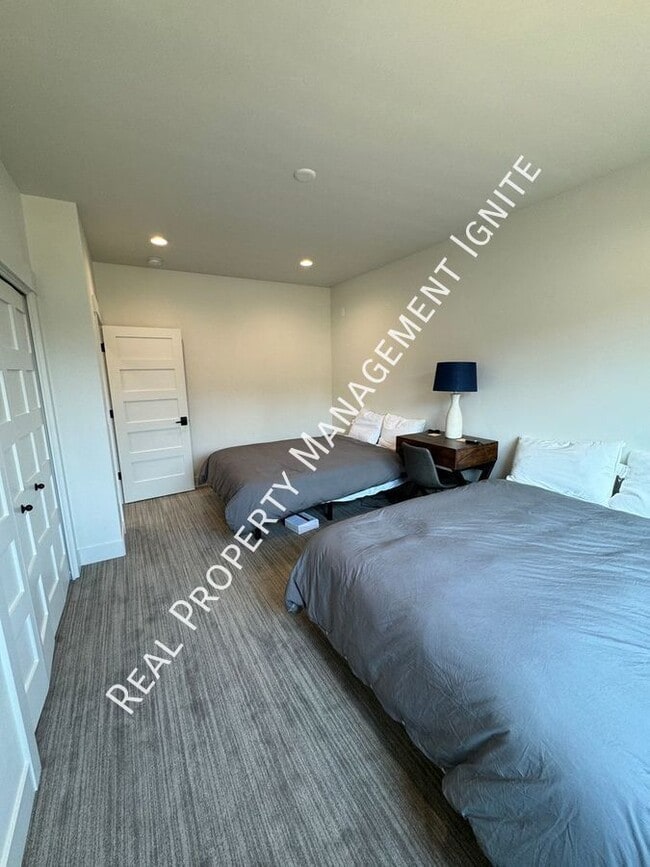 Building Photo - 61145 SW Beverly Wy