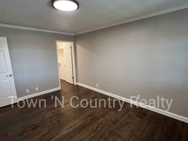Building Photo - 1051 Riker St
