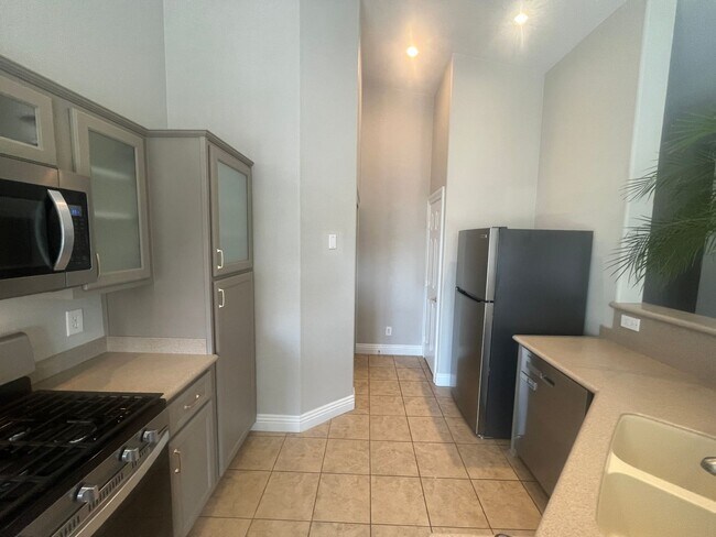 Building Photo - 2 bedroom 2 bath condo Gated community Nor...