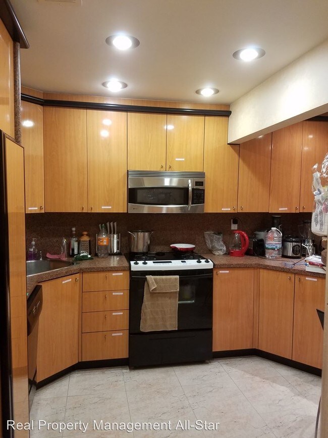Building Photo - 3 br, 2.5 bath House - 1096 Schmidt Lane