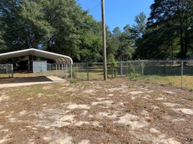 Building Photo - Country Living