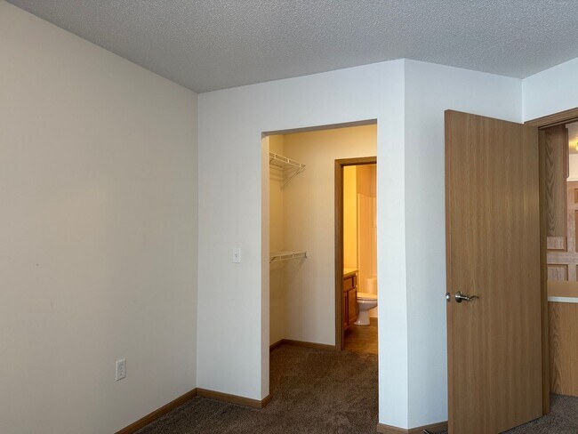 Building Photo - 2 bed 2 bath 1st Floor South Fargo