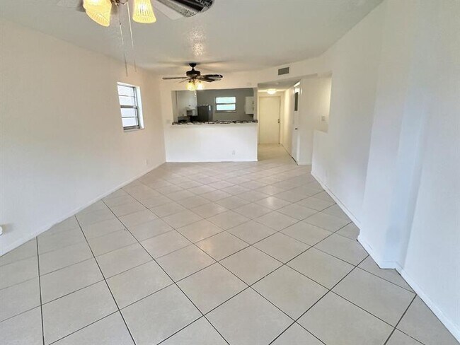 Building Photo - 1100 NW 87th Ave